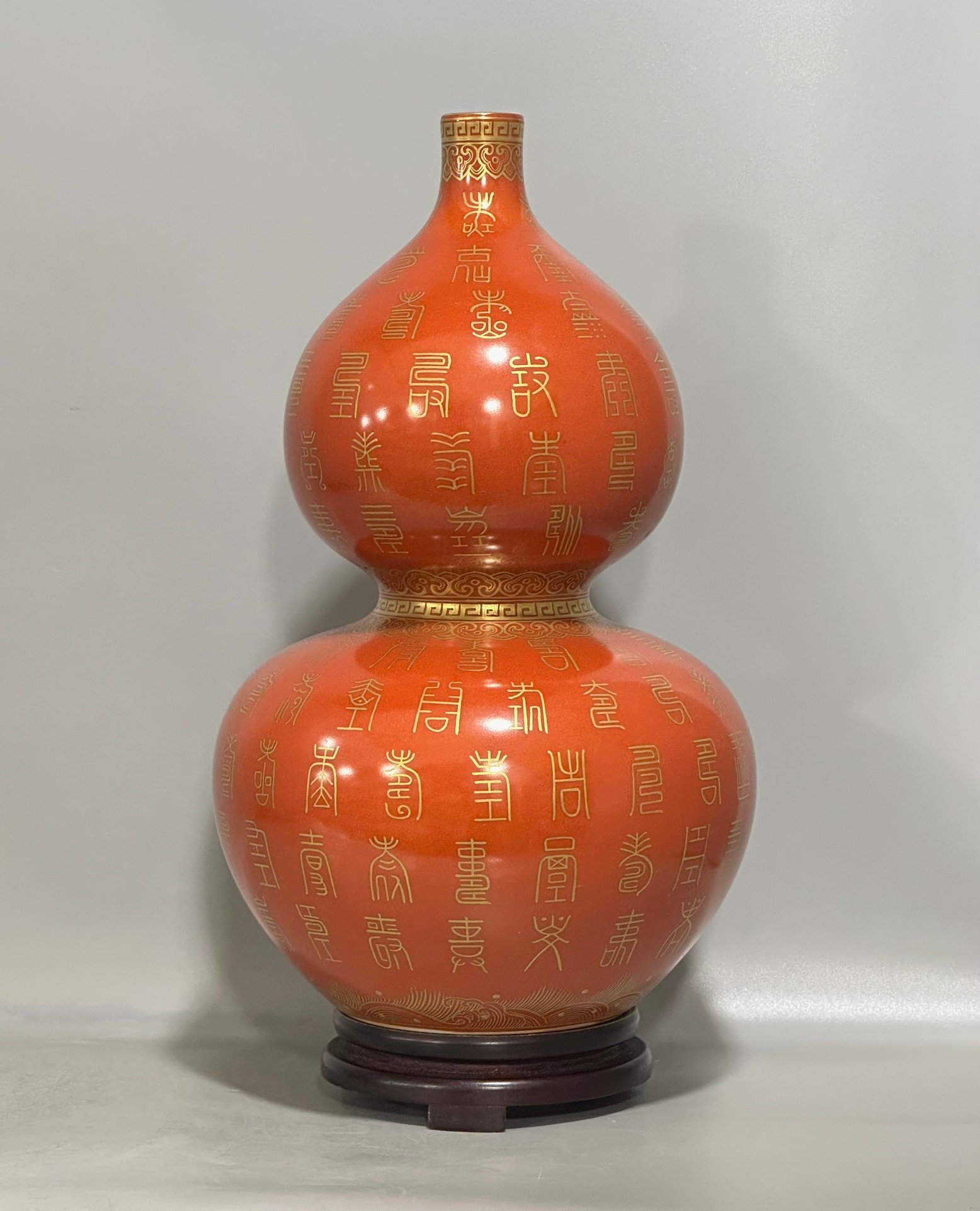 Qing Dynasty Yongzheng Pastel coral red gourd vase with gold and silver patterns