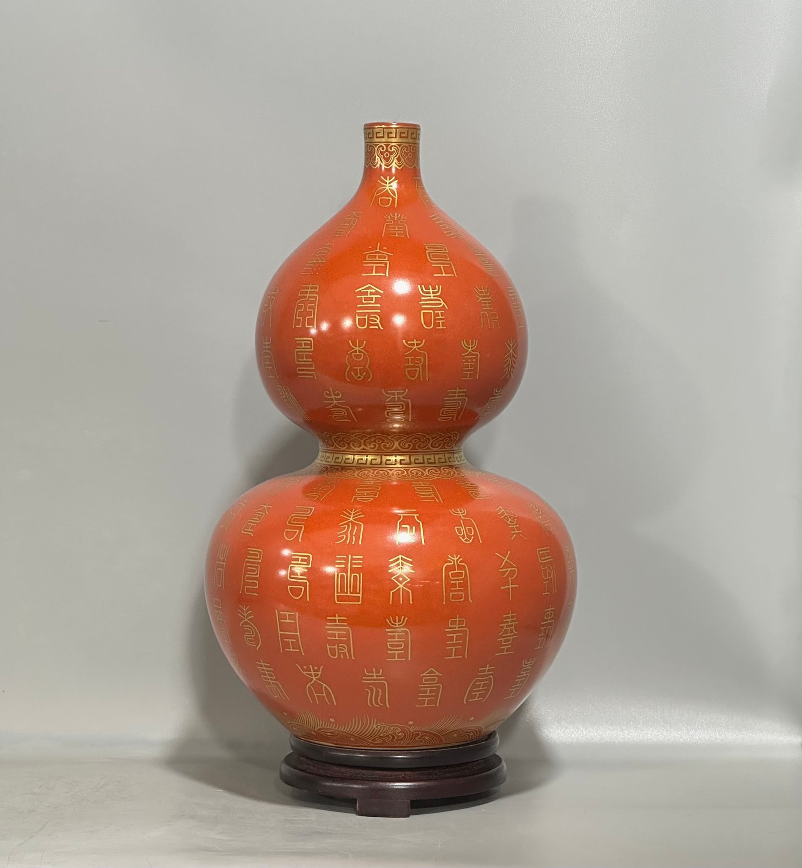 Qing Dynasty Yongzheng Pastel coral red gourd vase with gold and silver patterns