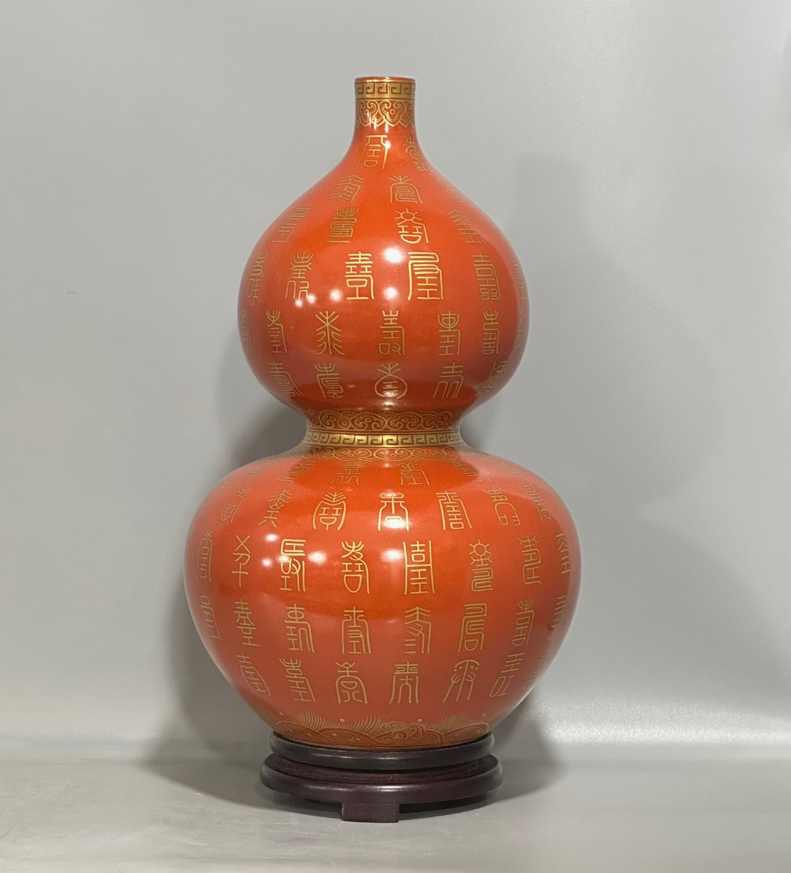 Qing Dynasty Yongzheng Pastel coral red gourd vase with gold and silver patterns