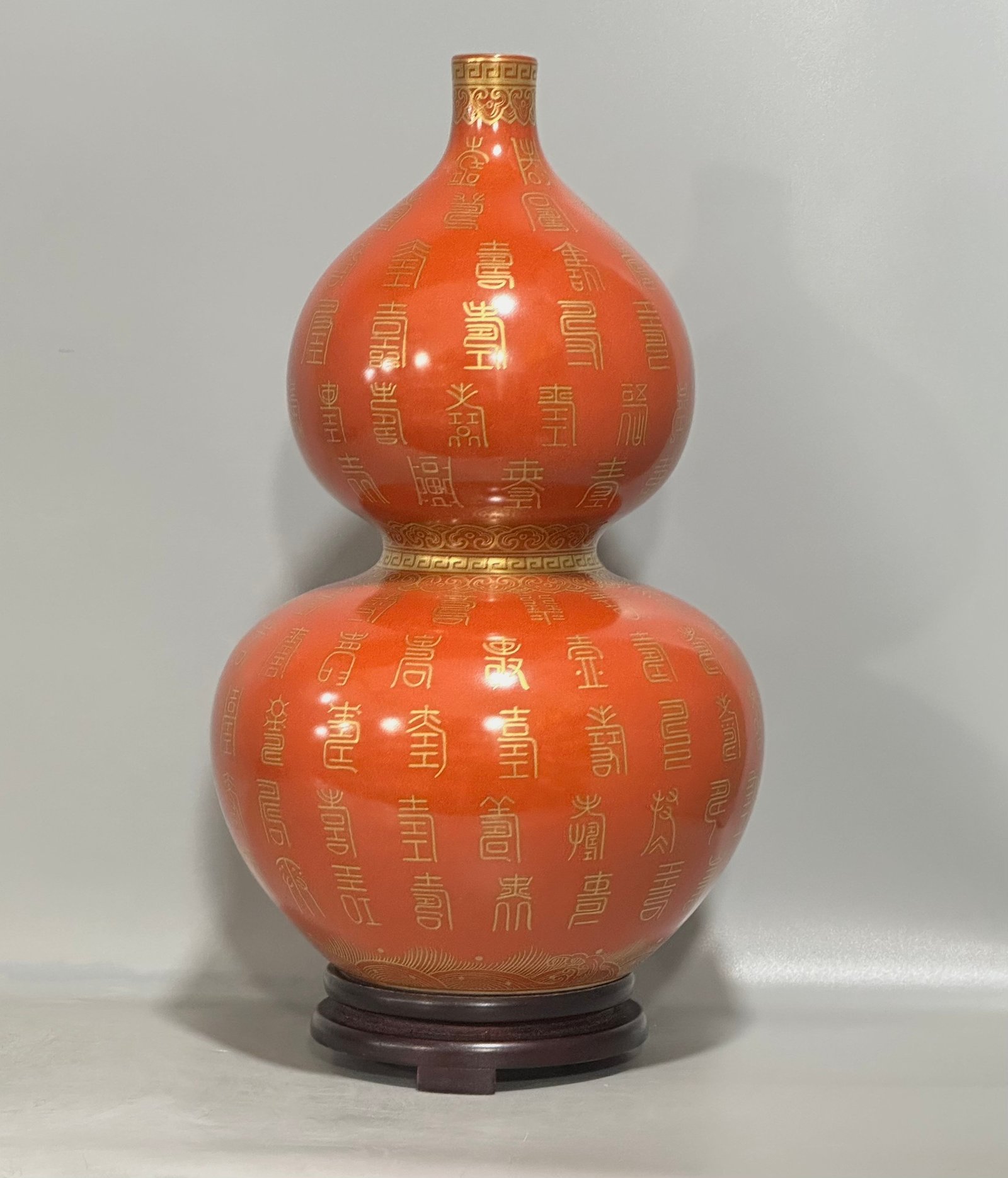 Qing Dynasty Yongzheng Pastel coral red gourd vase with gold and silver patterns