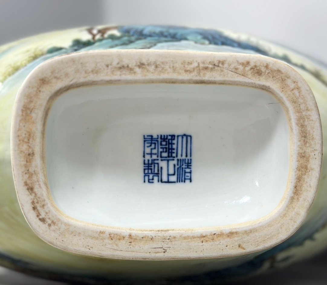 Qing Dynasty Yongzheng Pastel-colored double-eared moon vase with a hundred deers