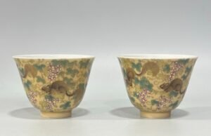 Qing Dynasty Yongzheng pastel beige glaze squirrel grape pattern cup