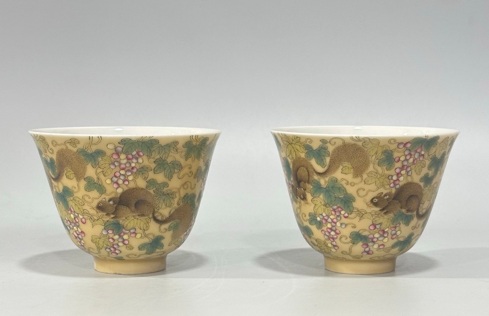 Qing Dynasty Yongzheng pastel beige glaze squirrel grape pattern cup