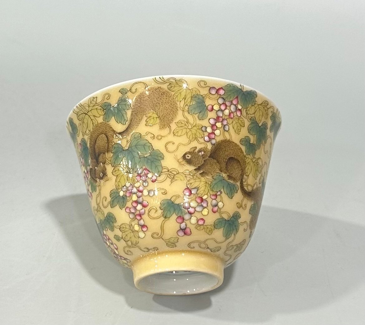 Qing Dynasty Yongzheng pastel beige glaze squirrel grape pattern cup