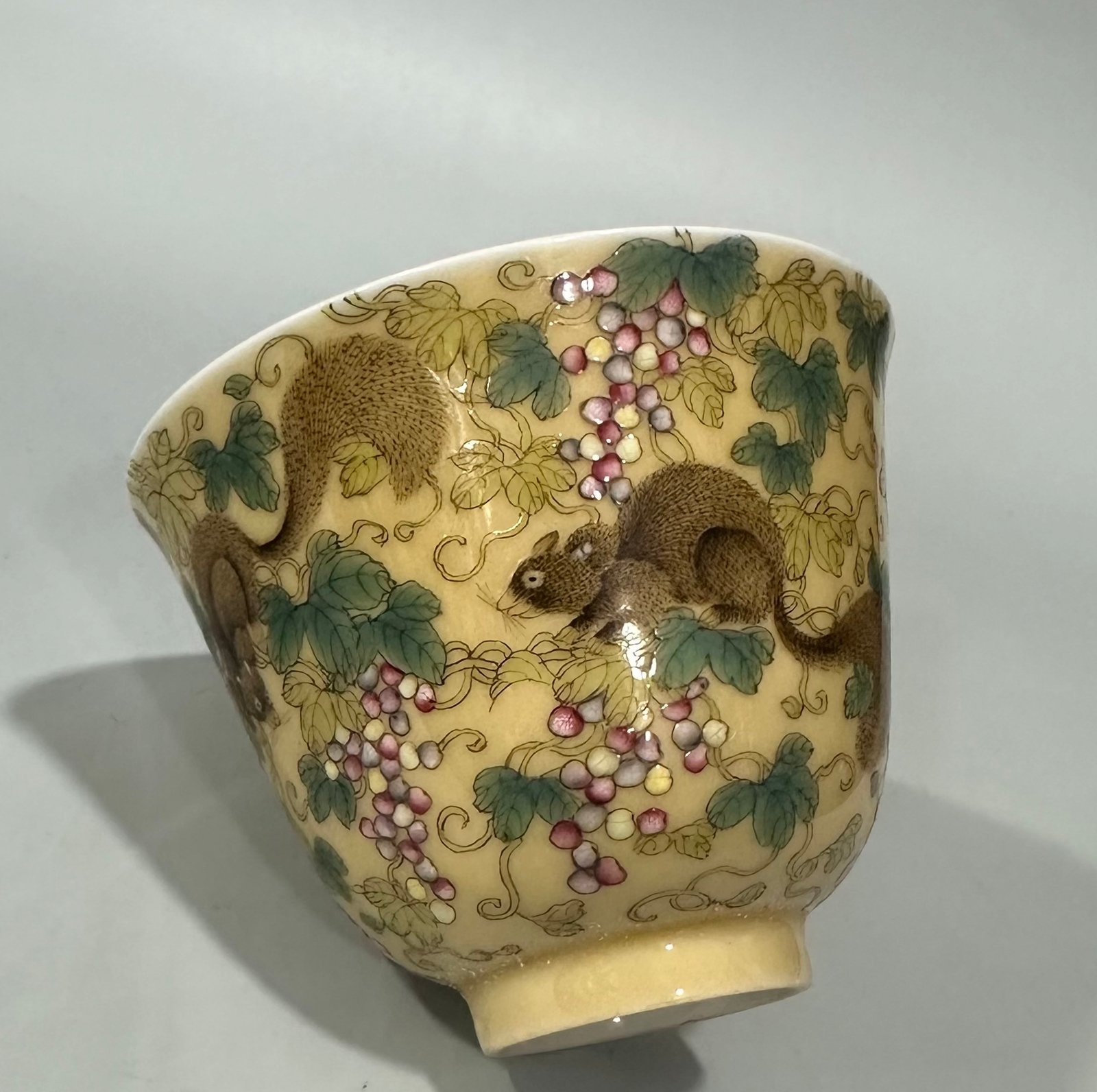 Qing Dynasty Yongzheng pastel beige glaze squirrel grape pattern cup