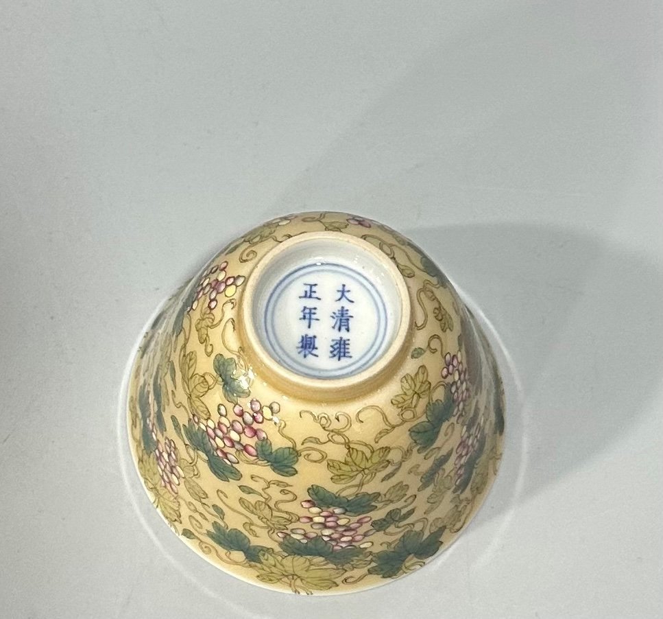 Qing Dynasty Yongzheng pastel beige glaze squirrel grape pattern cup