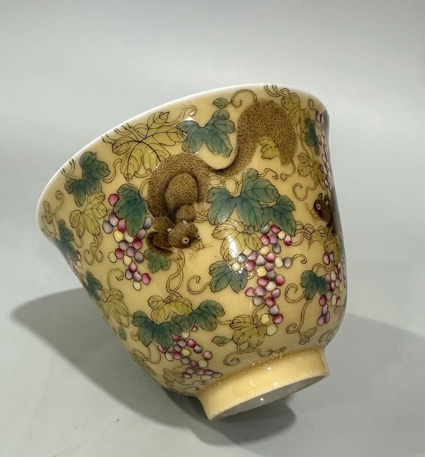 Qing Dynasty Yongzheng pastel beige glaze squirrel grape pattern cup