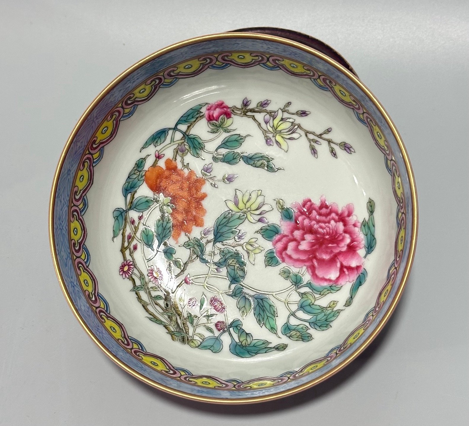 Qing Dynasty Yongzheng Pastel rouge water-painted bowl with peony pattern