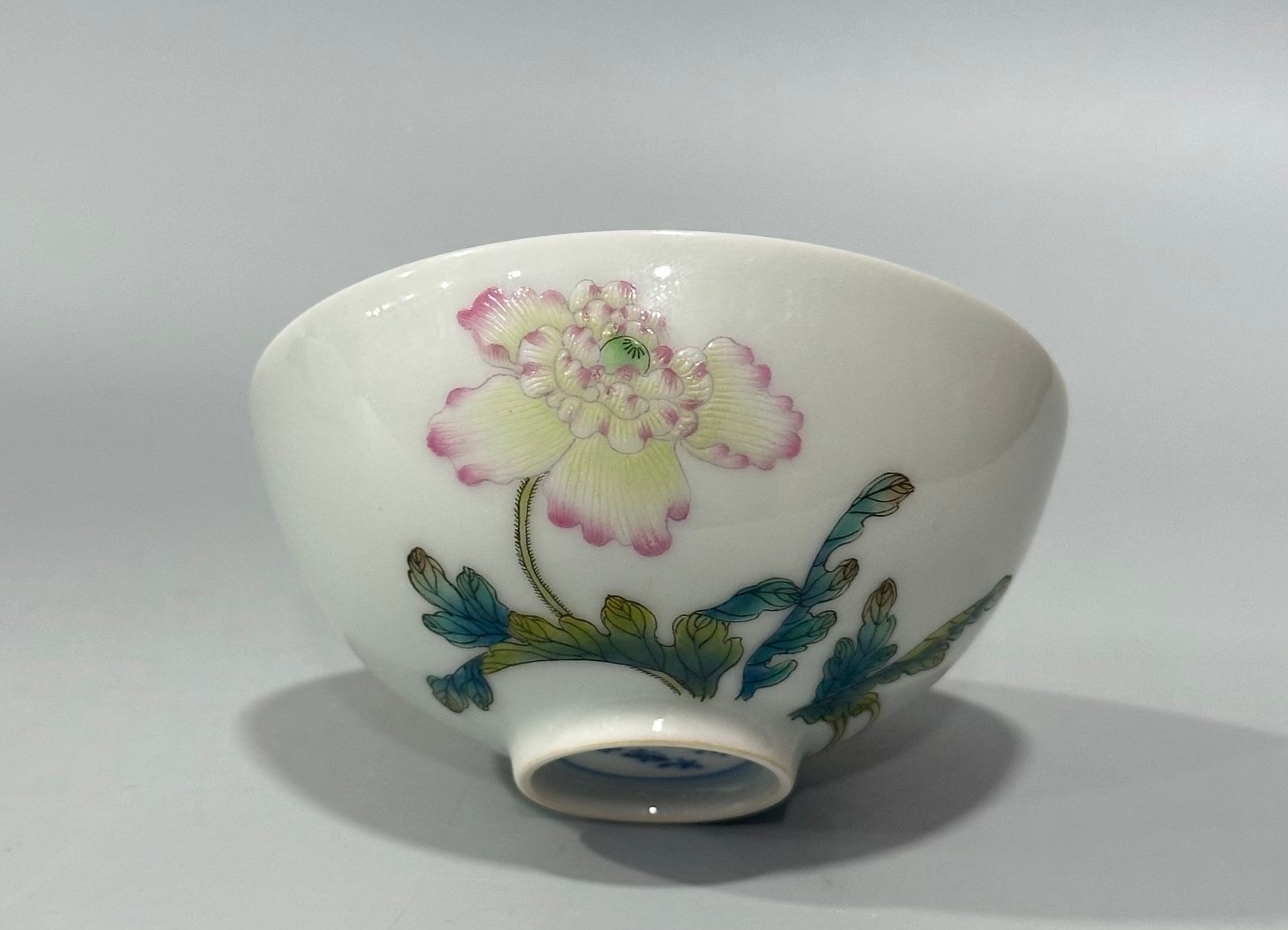 Qing Dynasty Yongzheng pastel flower pattern cup