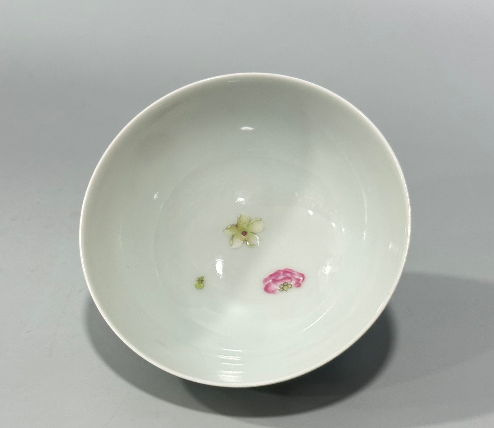 Qing Dynasty Yongzheng pastel flower pattern cup