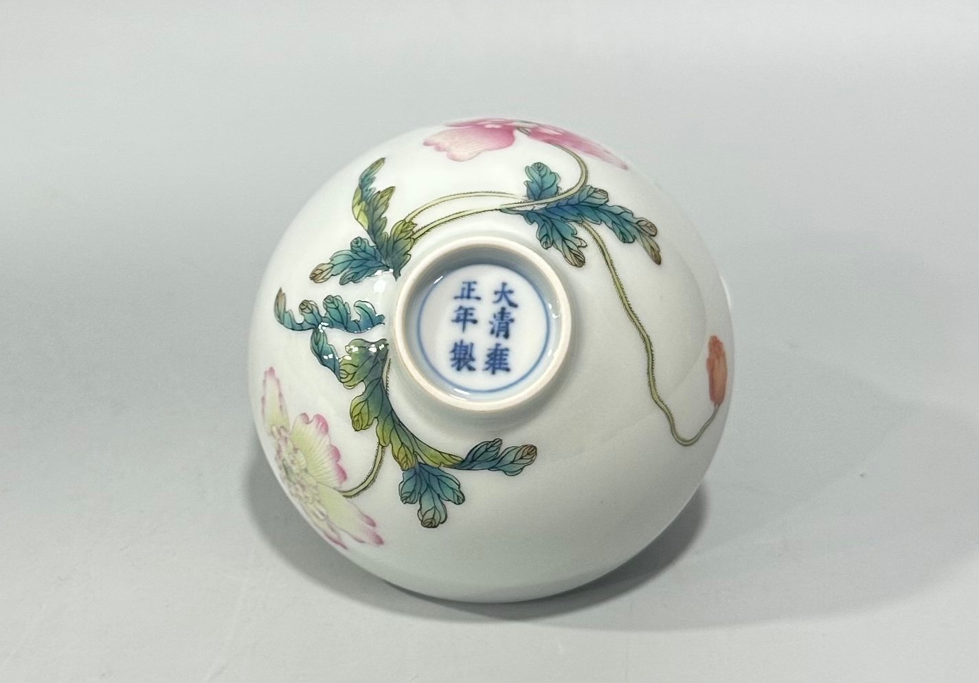Qing Dynasty Yongzheng pastel flower pattern cup