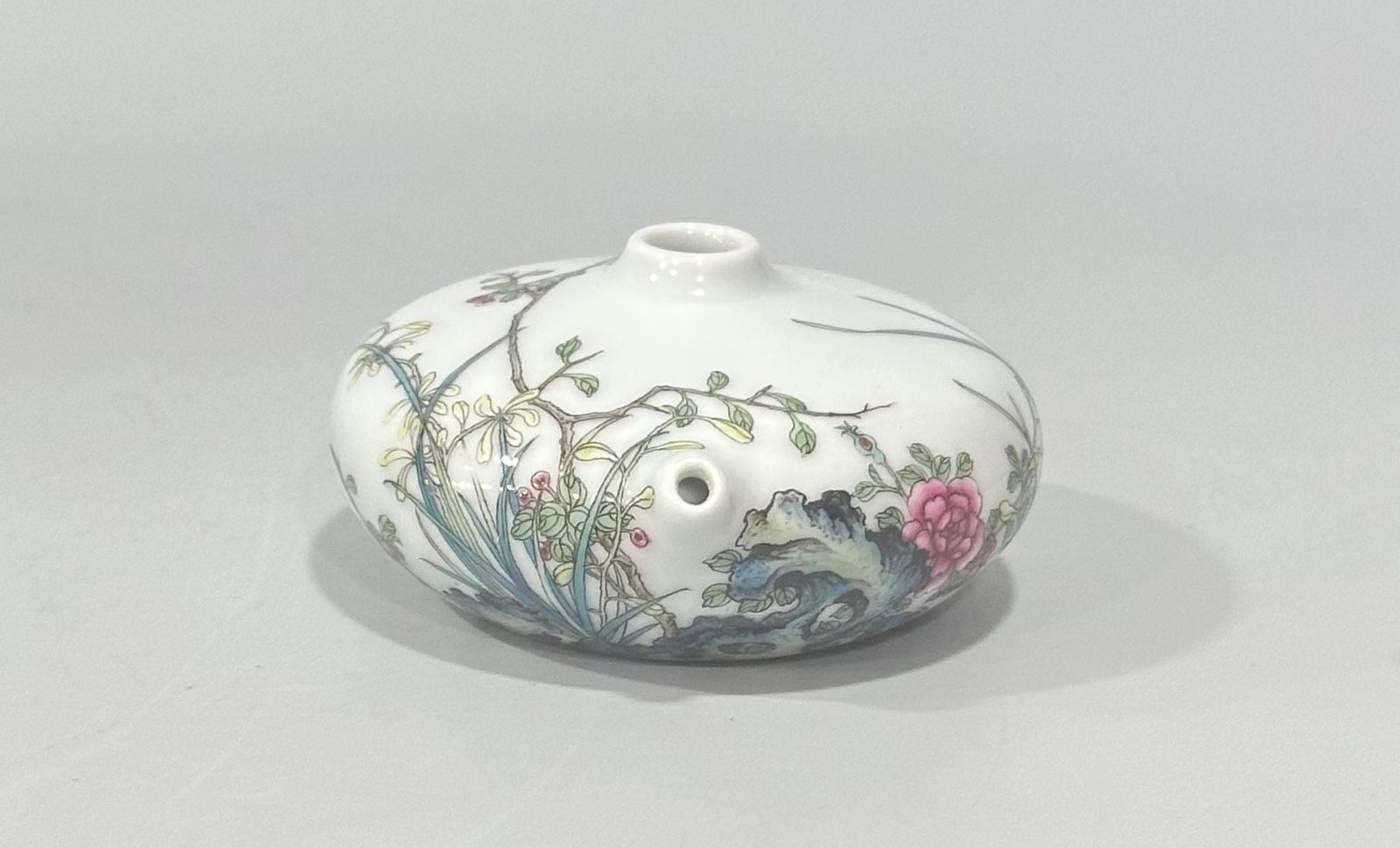 Qing Dynasty Yongzheng pastel flower pattern water drop