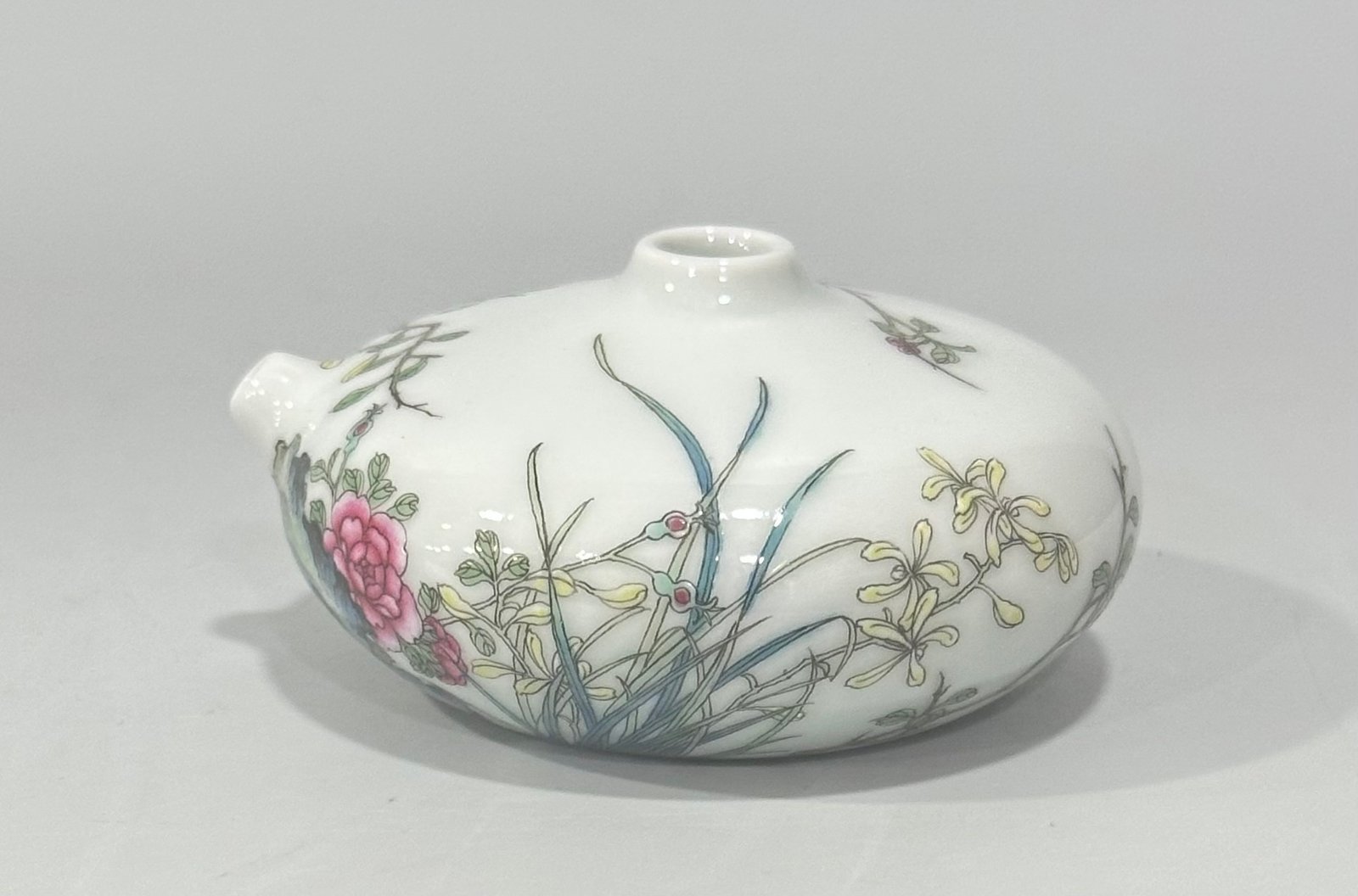 Qing Dynasty Yongzheng pastel flower pattern water drop