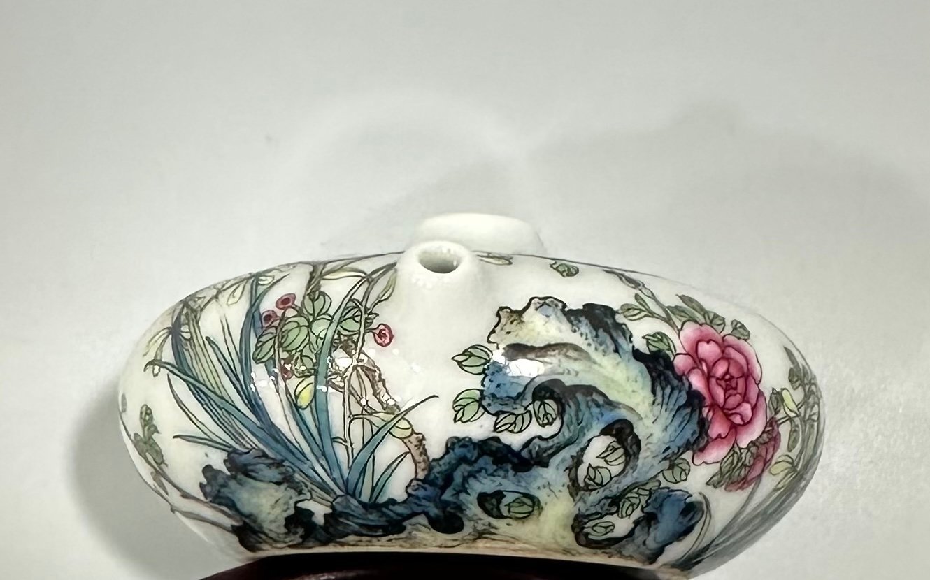 Qing Dynasty Yongzheng pastel flower pattern water drop