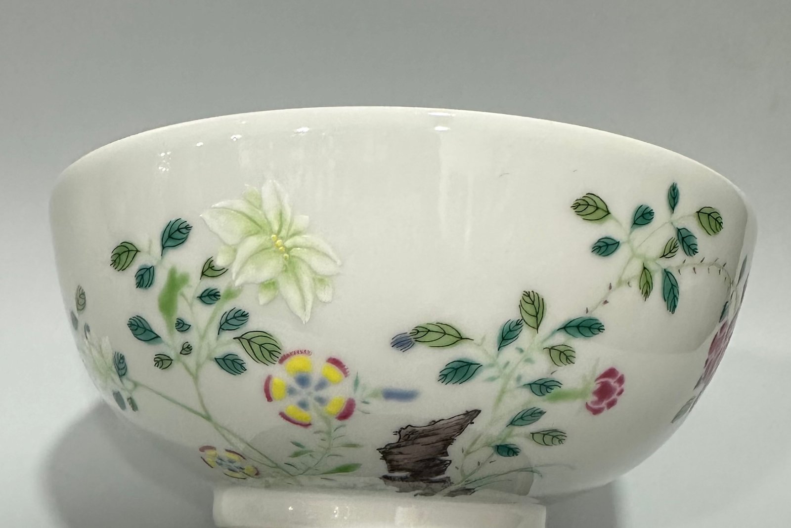 Qing Dynasty Yongzheng Pastel flower pattern bowl