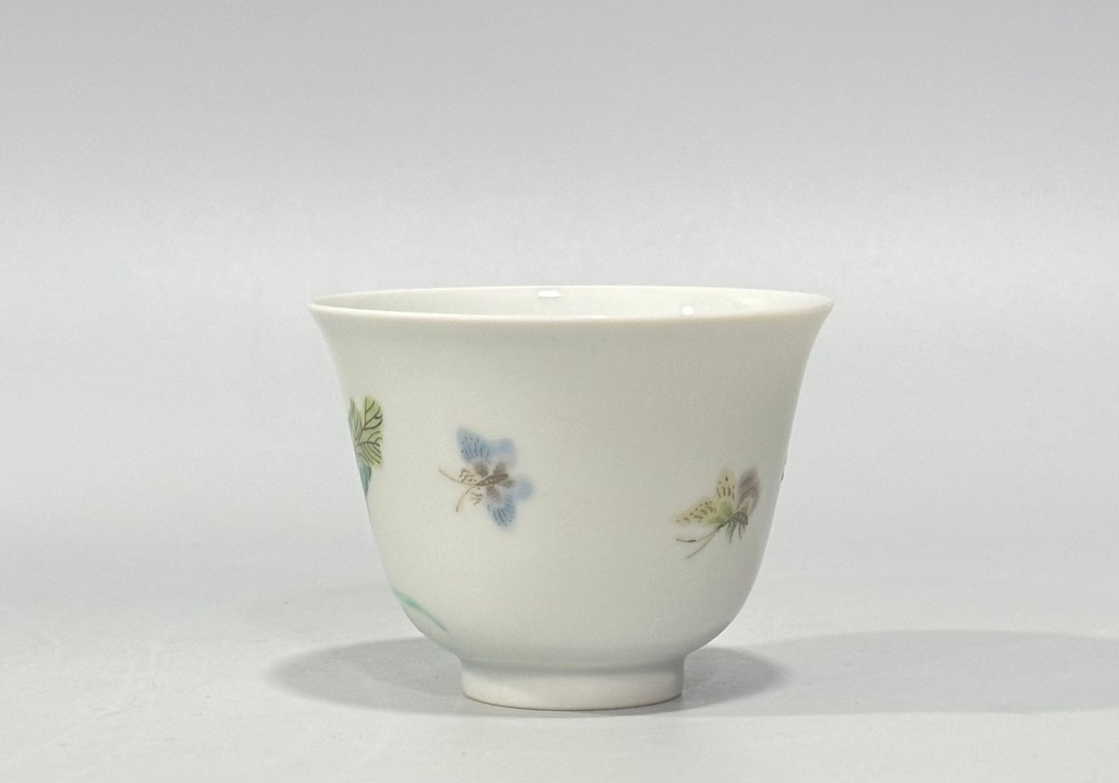 Qing Dynasty Yongzheng Pastel cup with flower and bird patterns