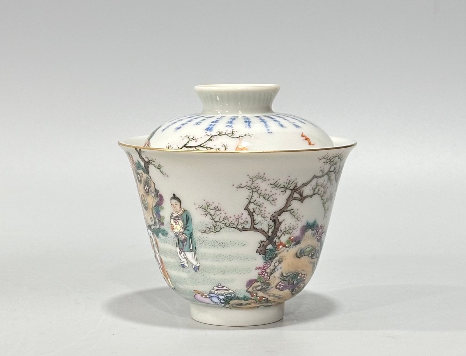 Qing Dynasty Yongzheng Pastel blue and white covered bowl