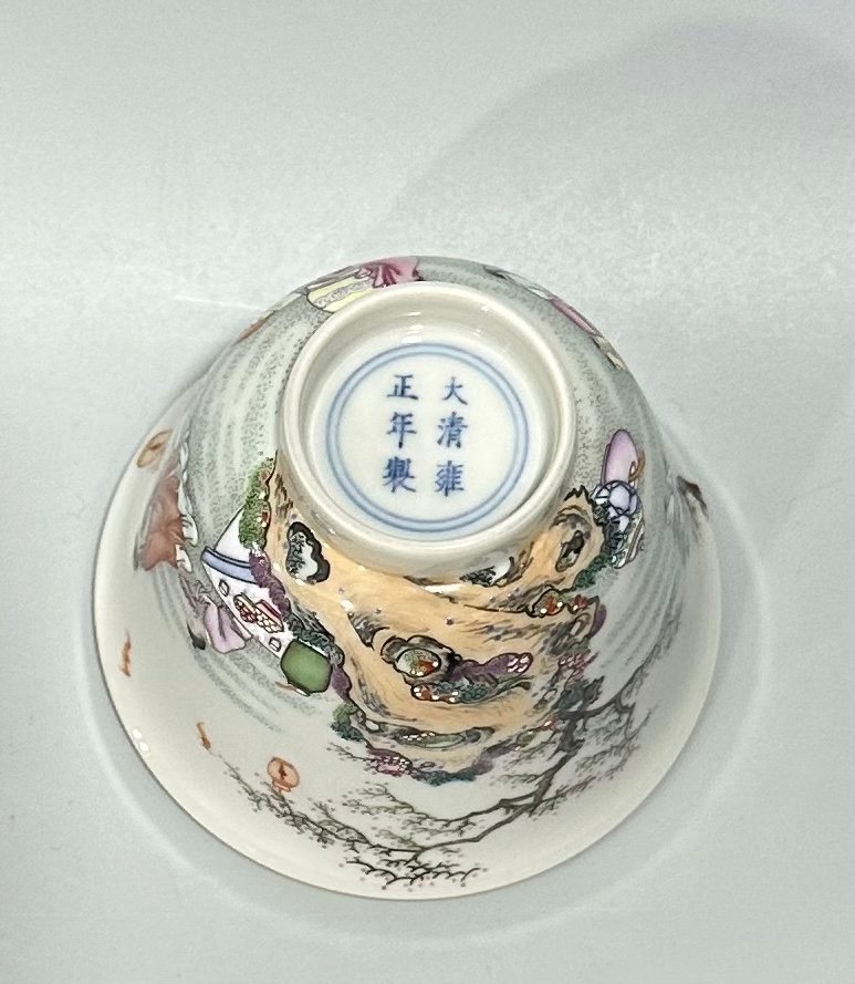Qing Dynasty Yongzheng Pastel blue and white covered bowl