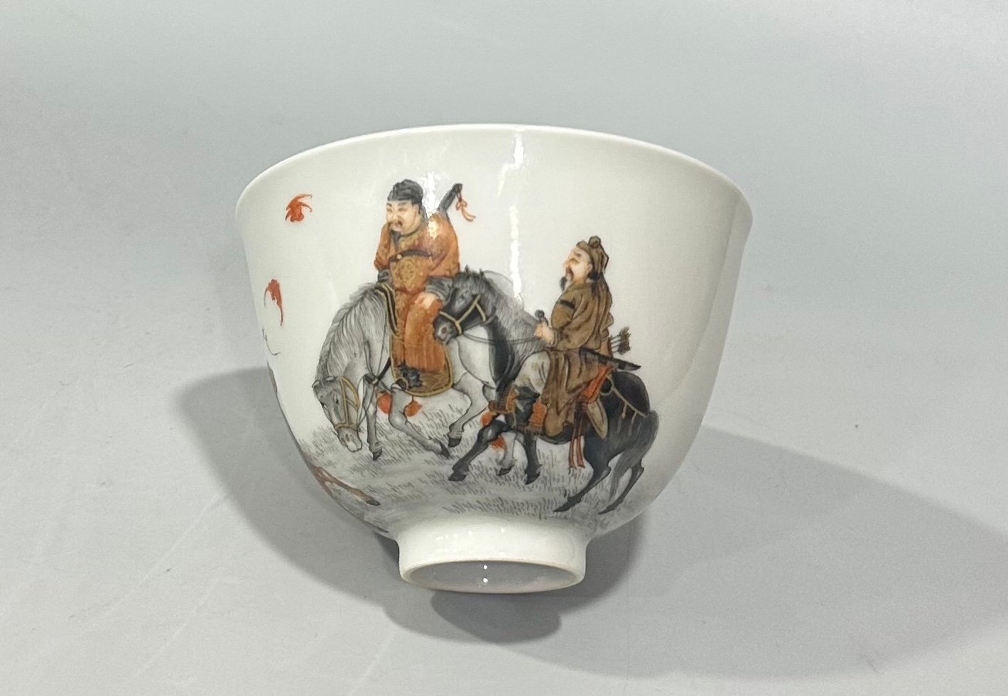 Qing Dynasty Yongzheng Red ink and gold painted figure hunting cup