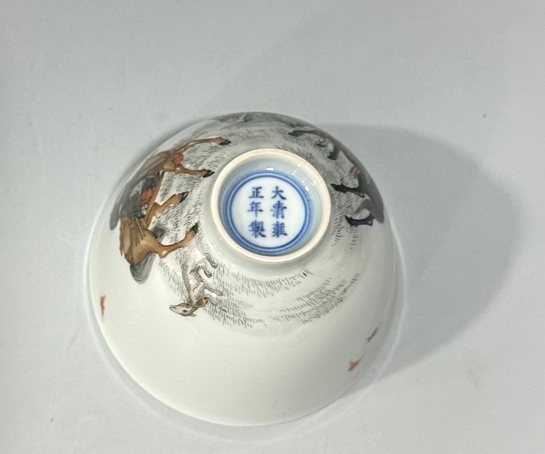 Qing Dynasty Yongzheng Red ink and gold painted figure hunting cup
