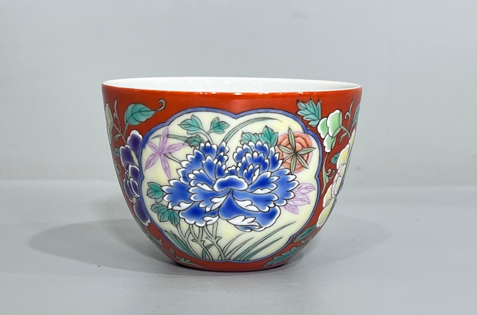 Qing Dynasty Yongzheng YearEnamel cup with flower pattern
