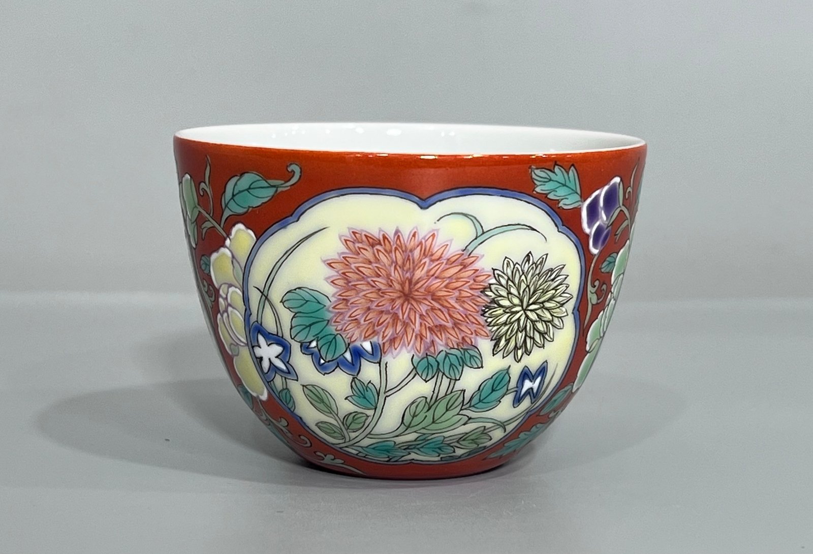 Qing Dynasty Yongzheng YearEnamel cup with flower pattern