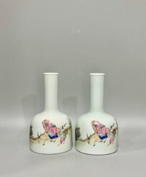 Qing Dynasty Yongzheng this vase is made with pastel figures