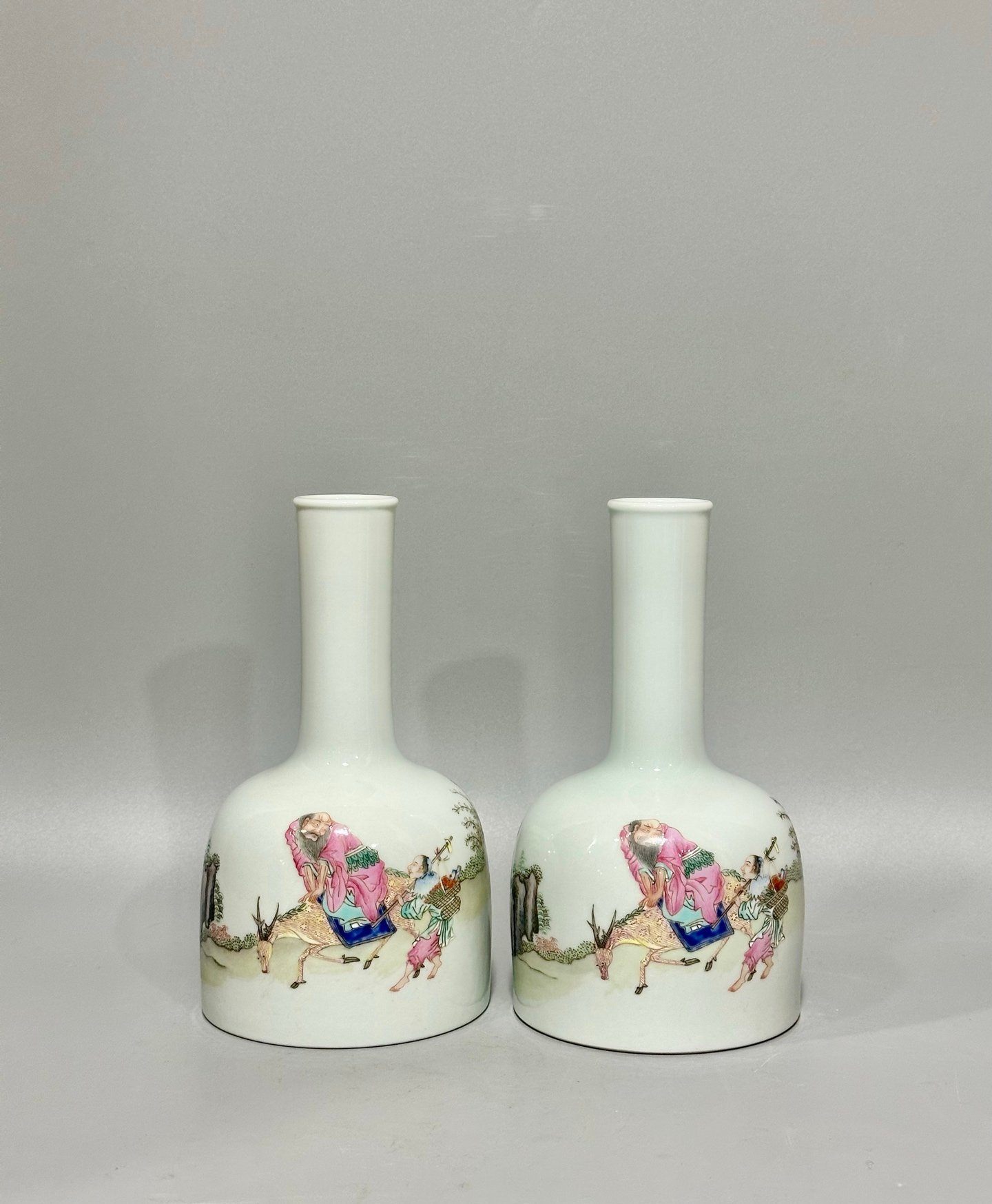Qing Dynasty Yongzheng this vase is made with pastel figures