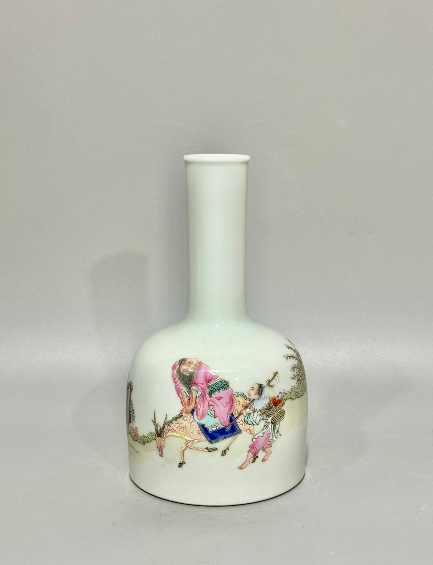 Qing Dynasty Yongzheng this vase is made with pastel figures