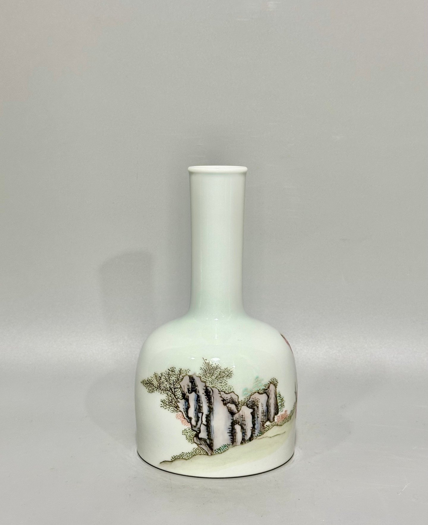 Qing Dynasty Yongzheng this vase is made with pastel figures