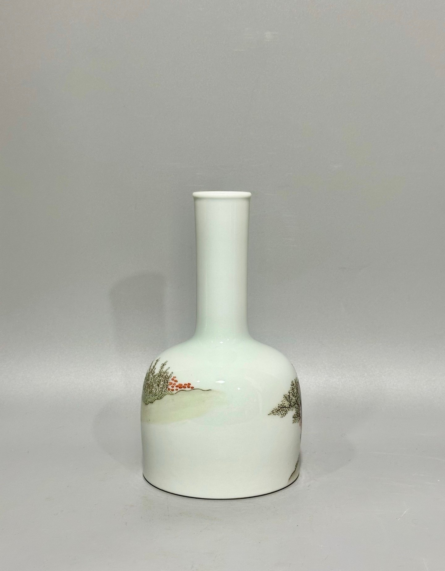 Qing Dynasty Yongzheng this vase is made with pastel figures