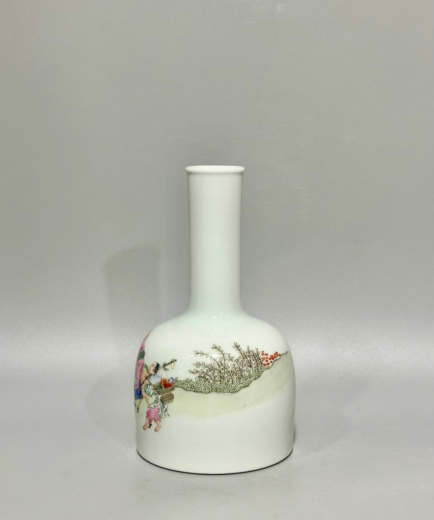 Qing Dynasty Yongzheng this vase is made with pastel figures