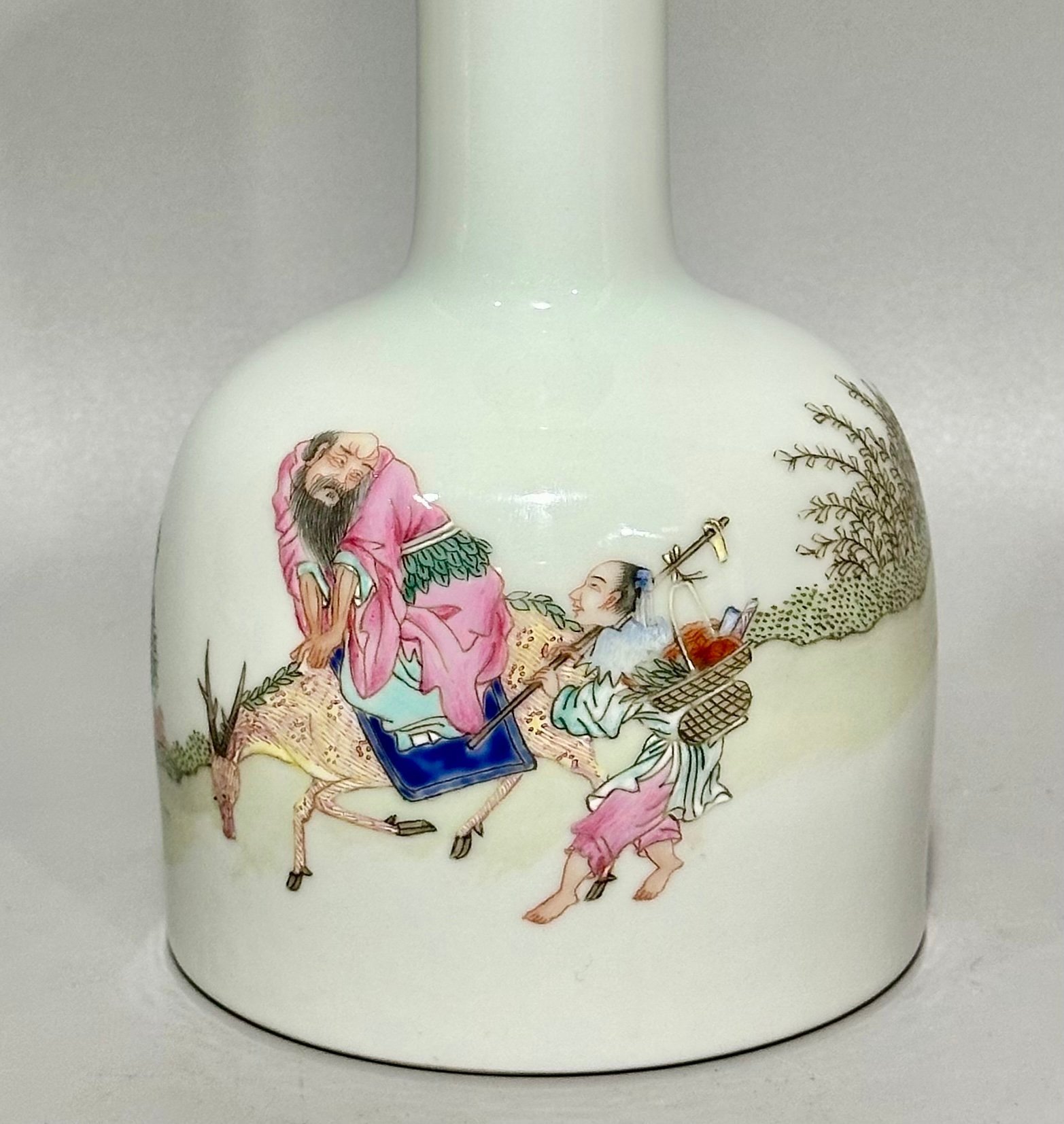 Qing Dynasty Yongzheng this vase is made with pastel figures