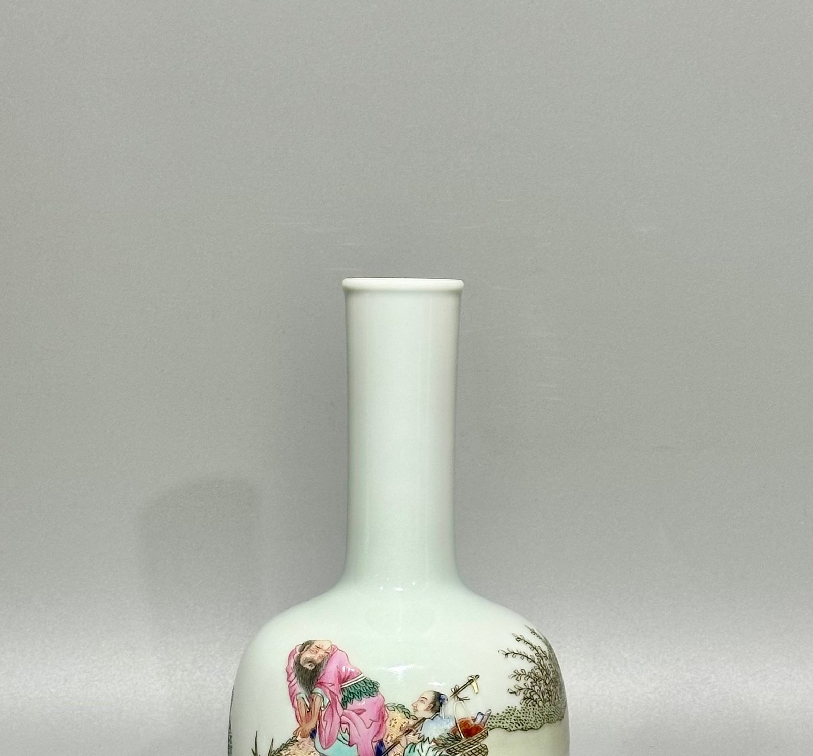 Qing Dynasty Yongzheng this vase is made with pastel figures