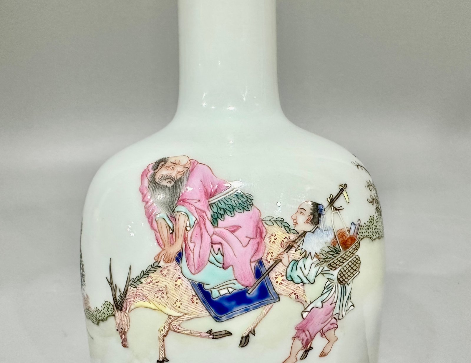 Qing Dynasty Yongzheng this vase is made with pastel figures