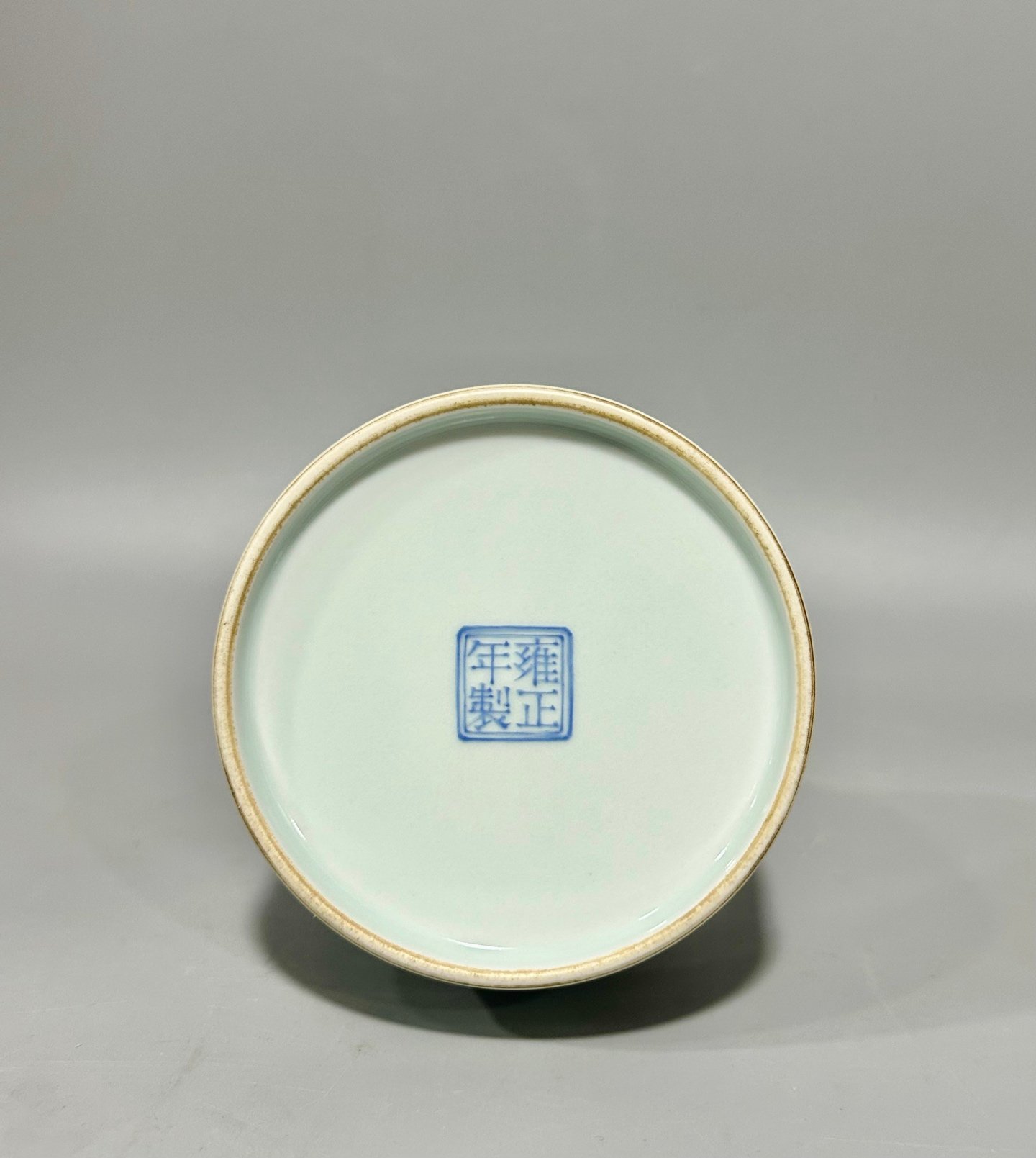 Qing Dynasty Yongzheng this vase is made with pastel figures