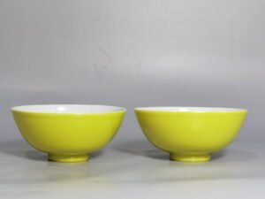Qing Dynasty Yongzheng A pair of pastel ganoderma lemon yellow glazed tea balls