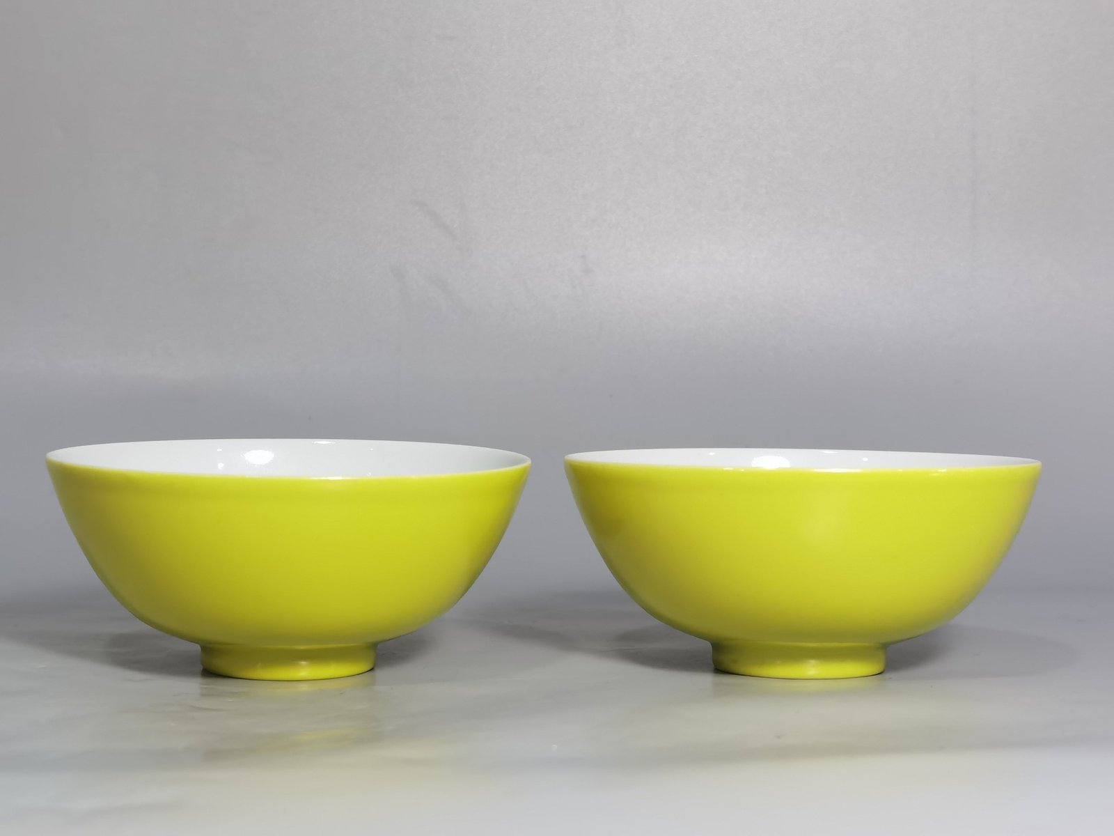 Qing Dynasty Yongzheng A pair of pastel ganoderma lemon yellow glazed tea balls