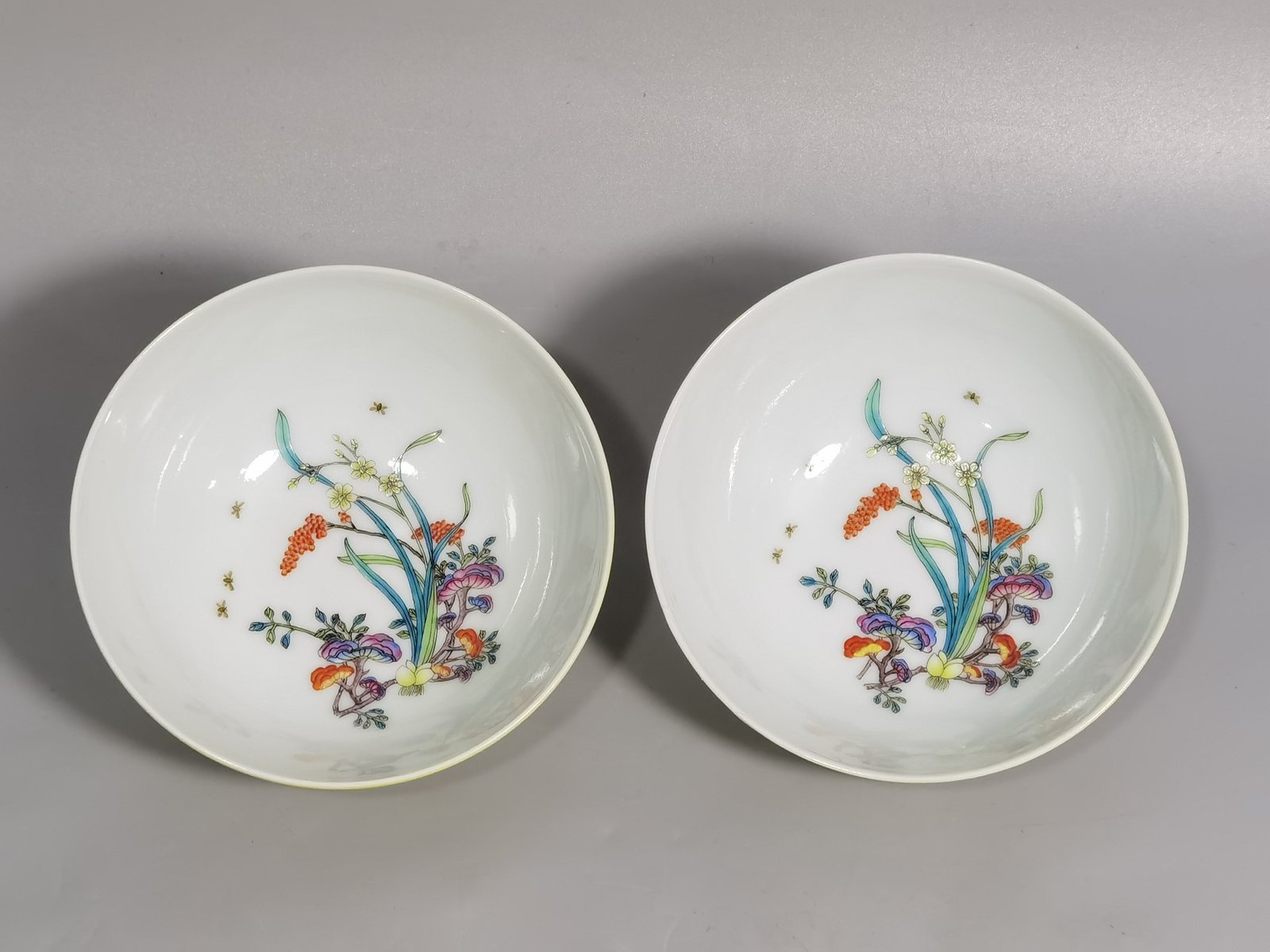 Qing Dynasty Yongzheng A pair of pastel ganoderma lemon yellow glazed tea balls