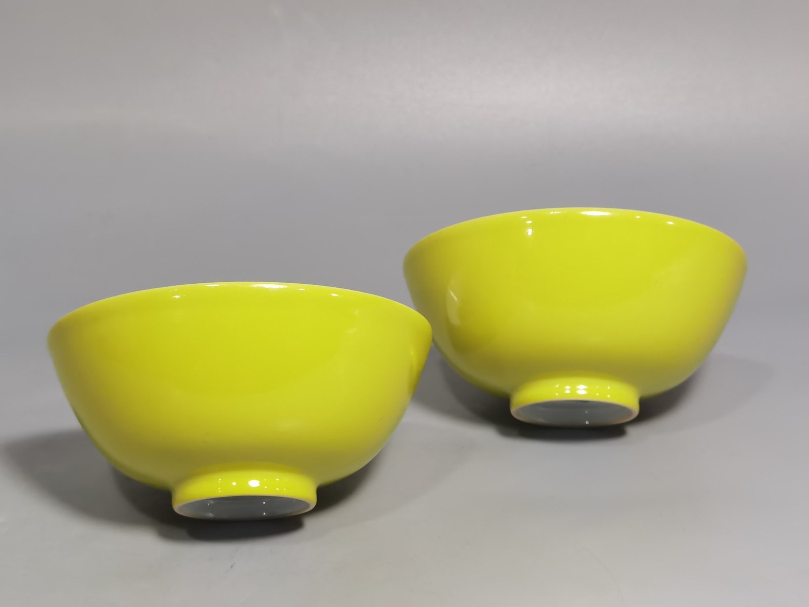 Qing Dynasty Yongzheng A pair of pastel ganoderma lemon yellow glazed tea balls