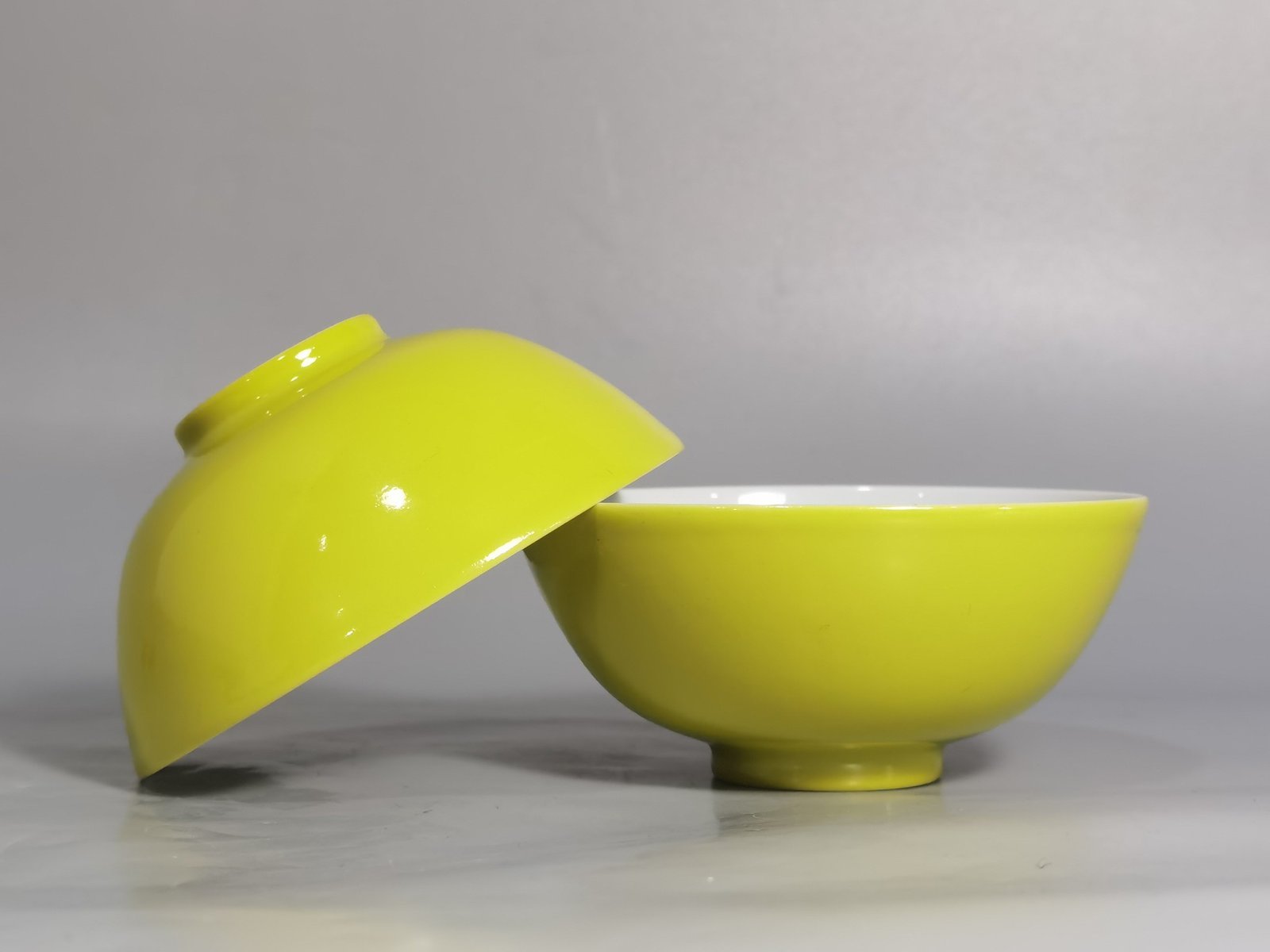 Qing Dynasty Yongzheng A pair of pastel ganoderma lemon yellow glazed tea balls