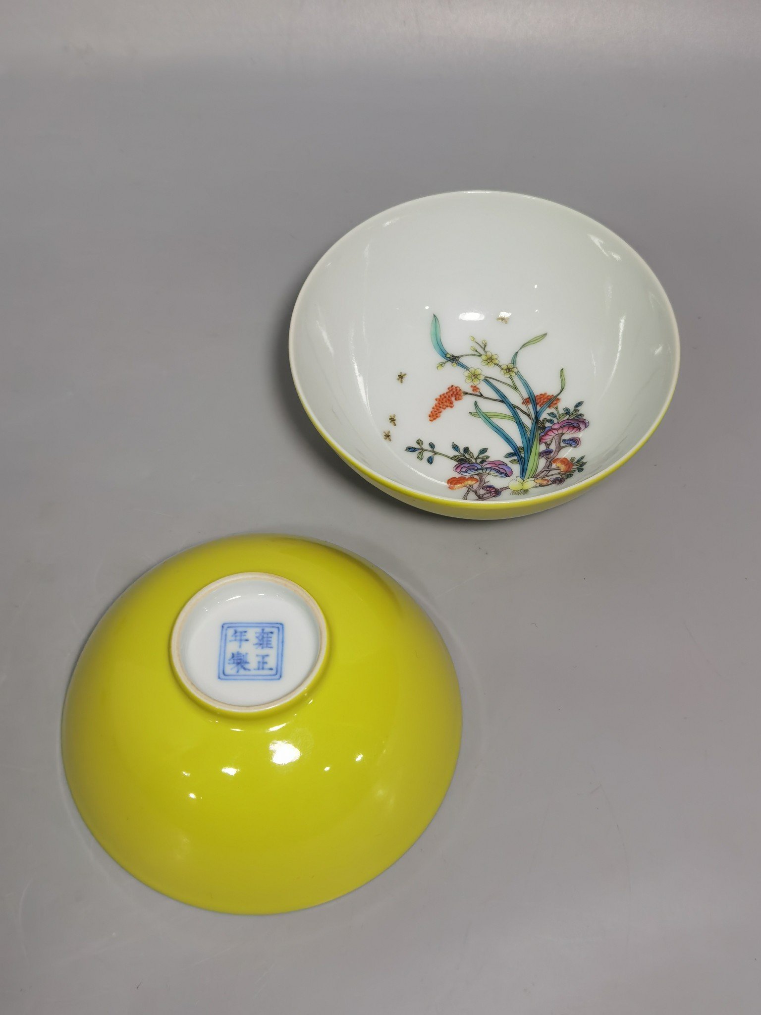 Qing Dynasty Yongzheng A pair of pastel ganoderma lemon yellow glazed tea balls