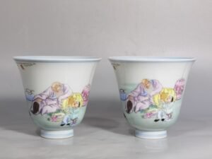 Qing Dynasty Yongzheng year pastel color character story bell cup