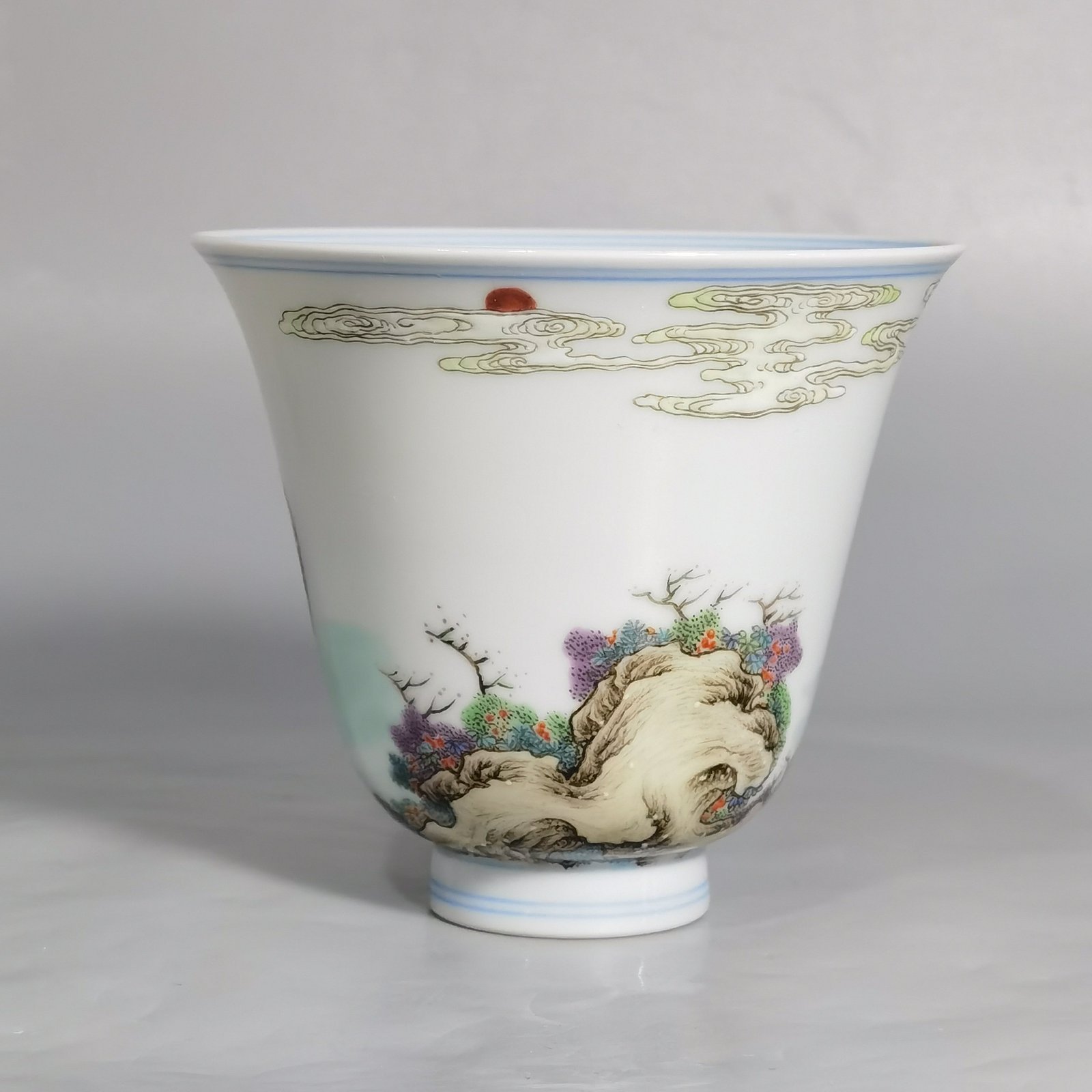 Qing Dynasty Yongzheng year pastel color character story bell cup