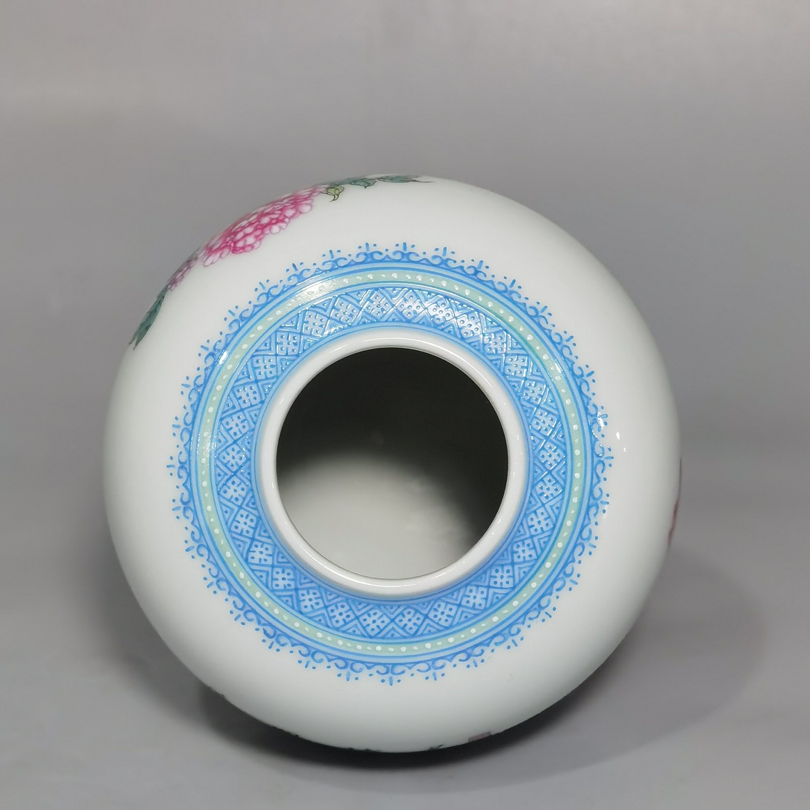 Qing Dynasty Yongzheng the upper and lower parts are made of emerald green and the enamel water bowl