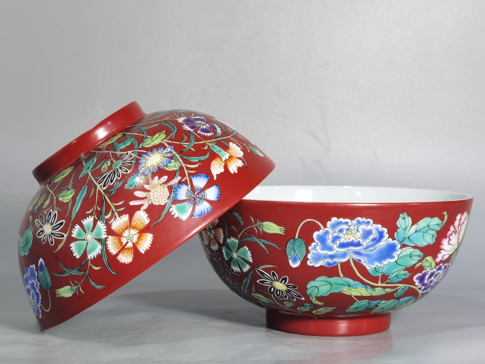 Qing Dynasty Yongzheng Color Coral Red Ground Flower Bowl