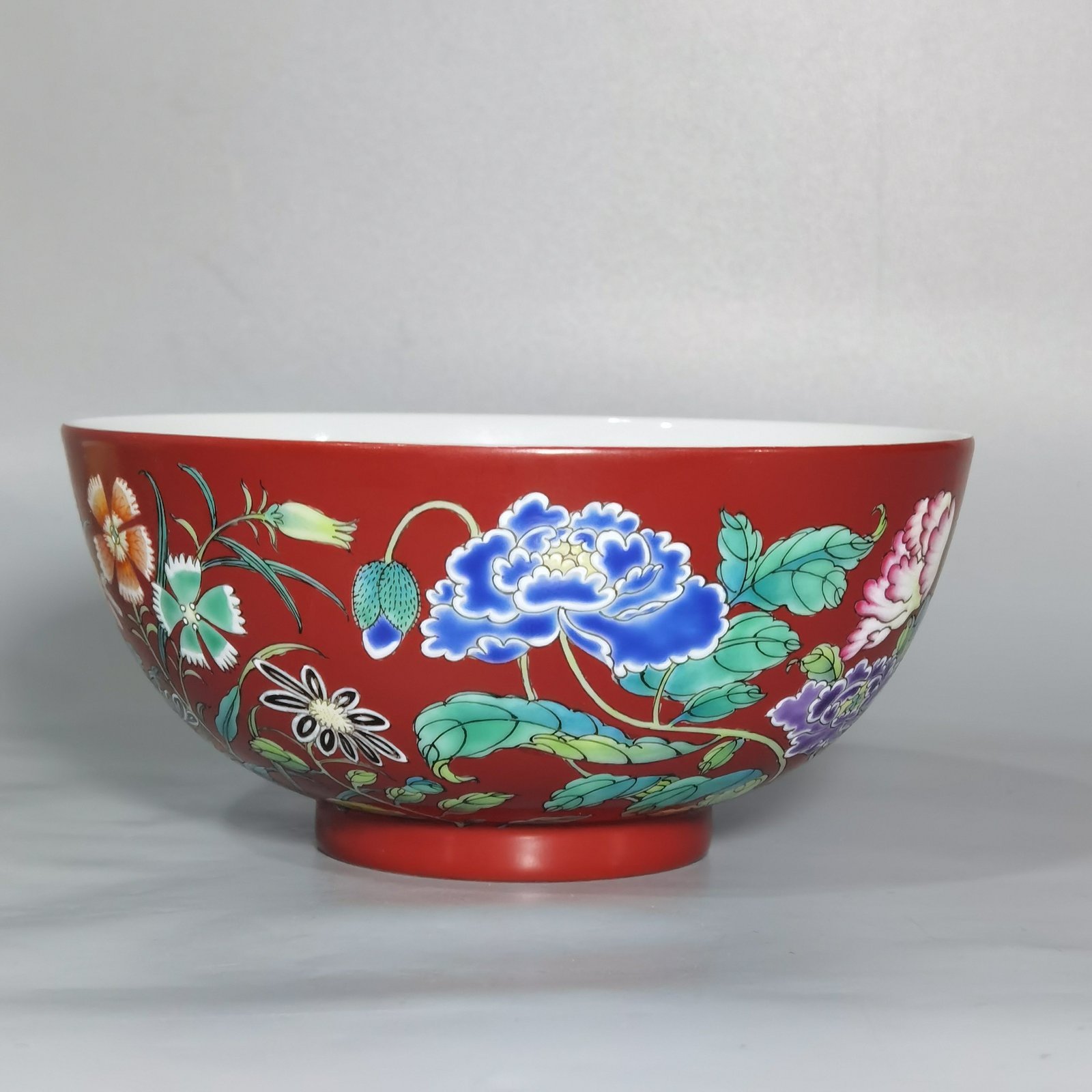 Qing Dynasty Yongzheng Color Coral Red Ground Flower Bowl