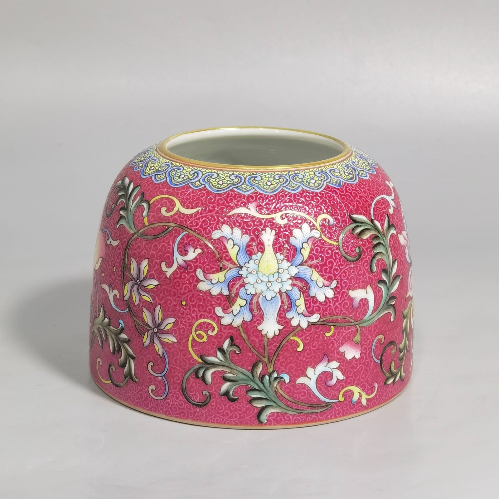 Qing Dynasty Yongzheng Red Ground Rolled West Pan Lotus Pattern Horseshoe Washer