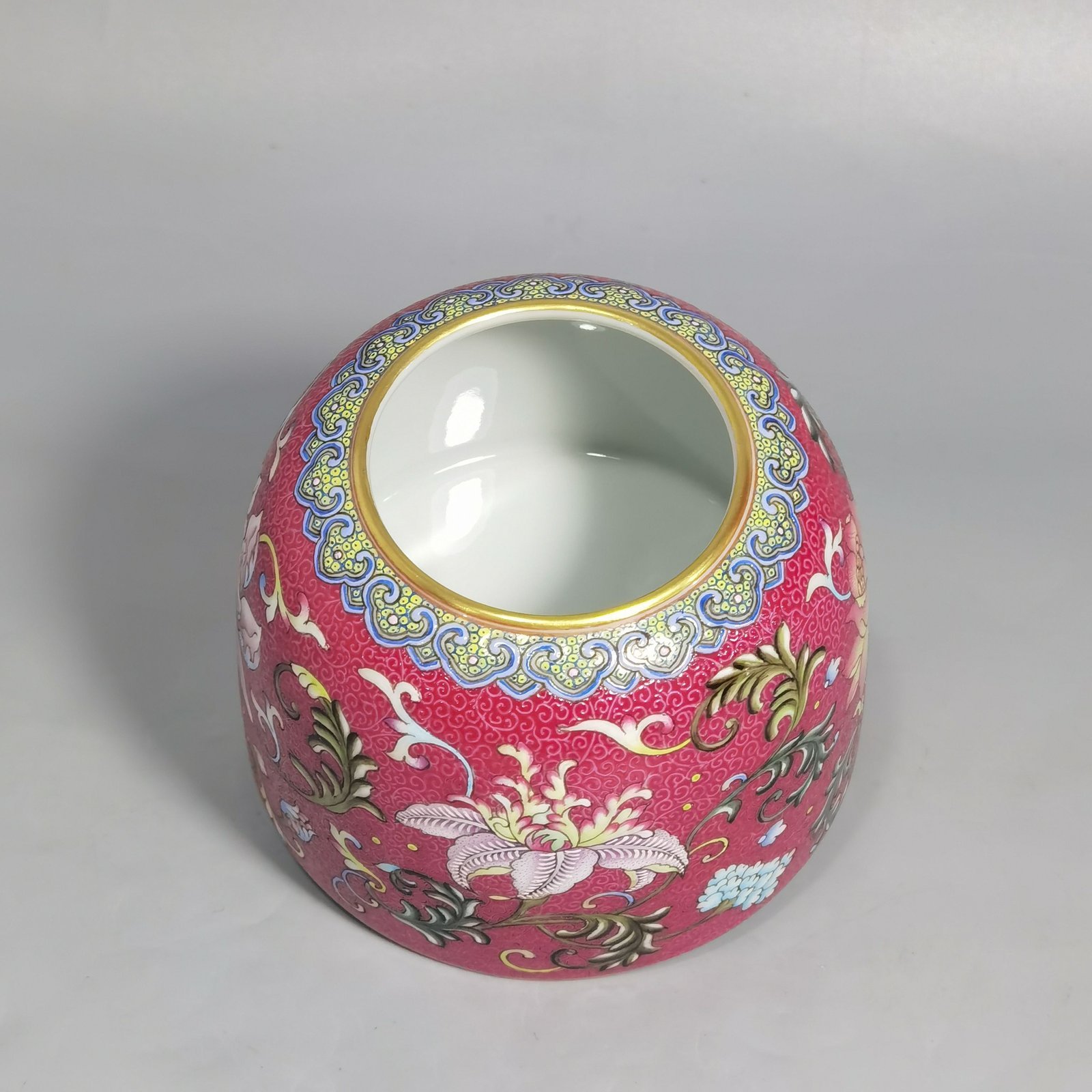 Qing Dynasty Yongzheng Red Ground Rolled West Pan Lotus Pattern Horseshoe Washer