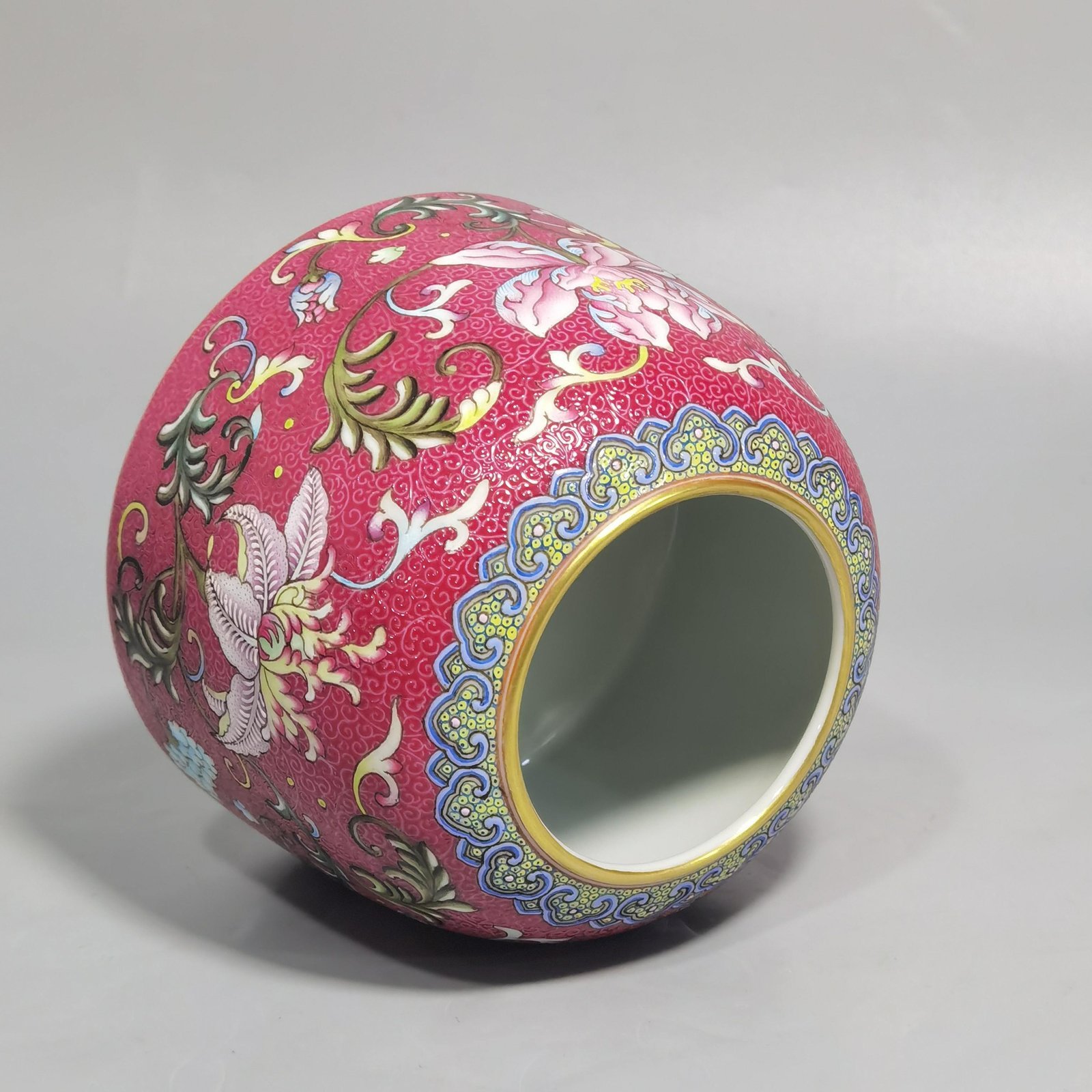 Qing Dynasty Yongzheng Red Ground Rolled West Pan Lotus Pattern Horseshoe Washer